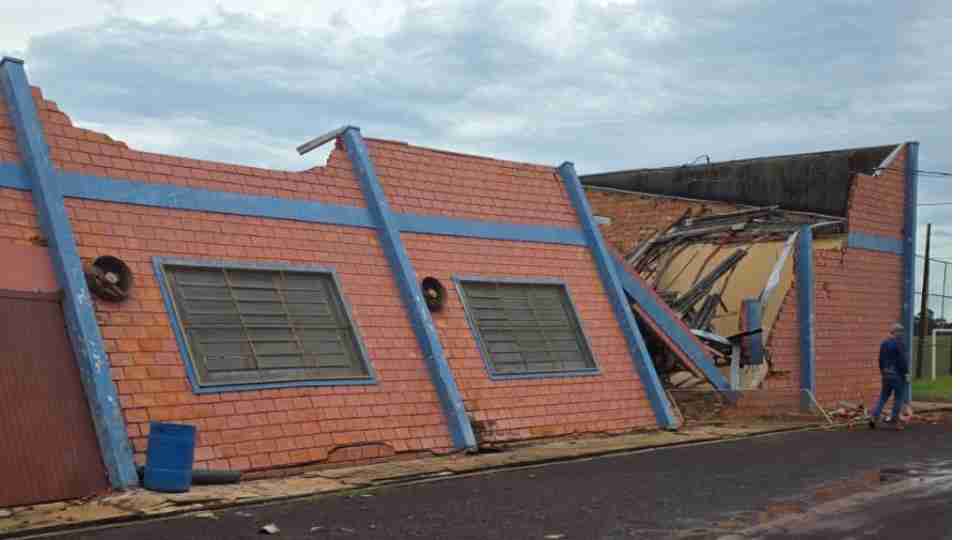 Temporal causa destelhamentos e derruba &aacute;rvores em Quedas do Igua&ccedil;u