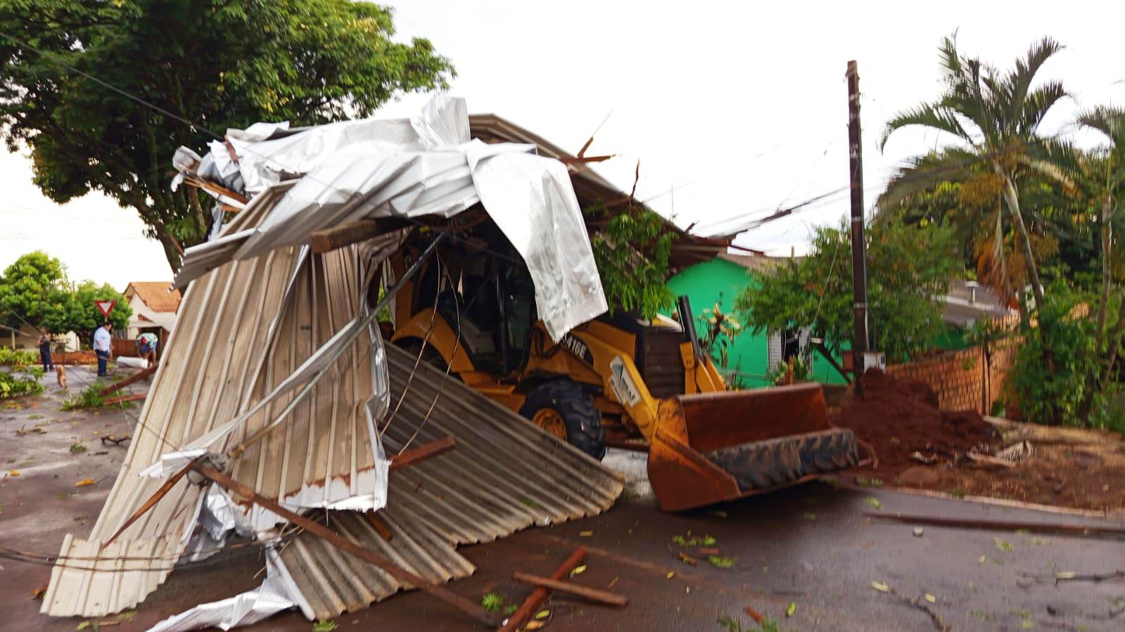 Vendaval deixa 800 resid&ecirc;ncias sem energia em Marip&aacute; e prefeitura mobiliza a Copel, que agiliza os trabalhos