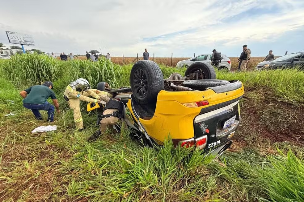 Policial morre e outro fica ferido ap&oacute;s viatura aquaplanar e capotar em rodovia, do PR