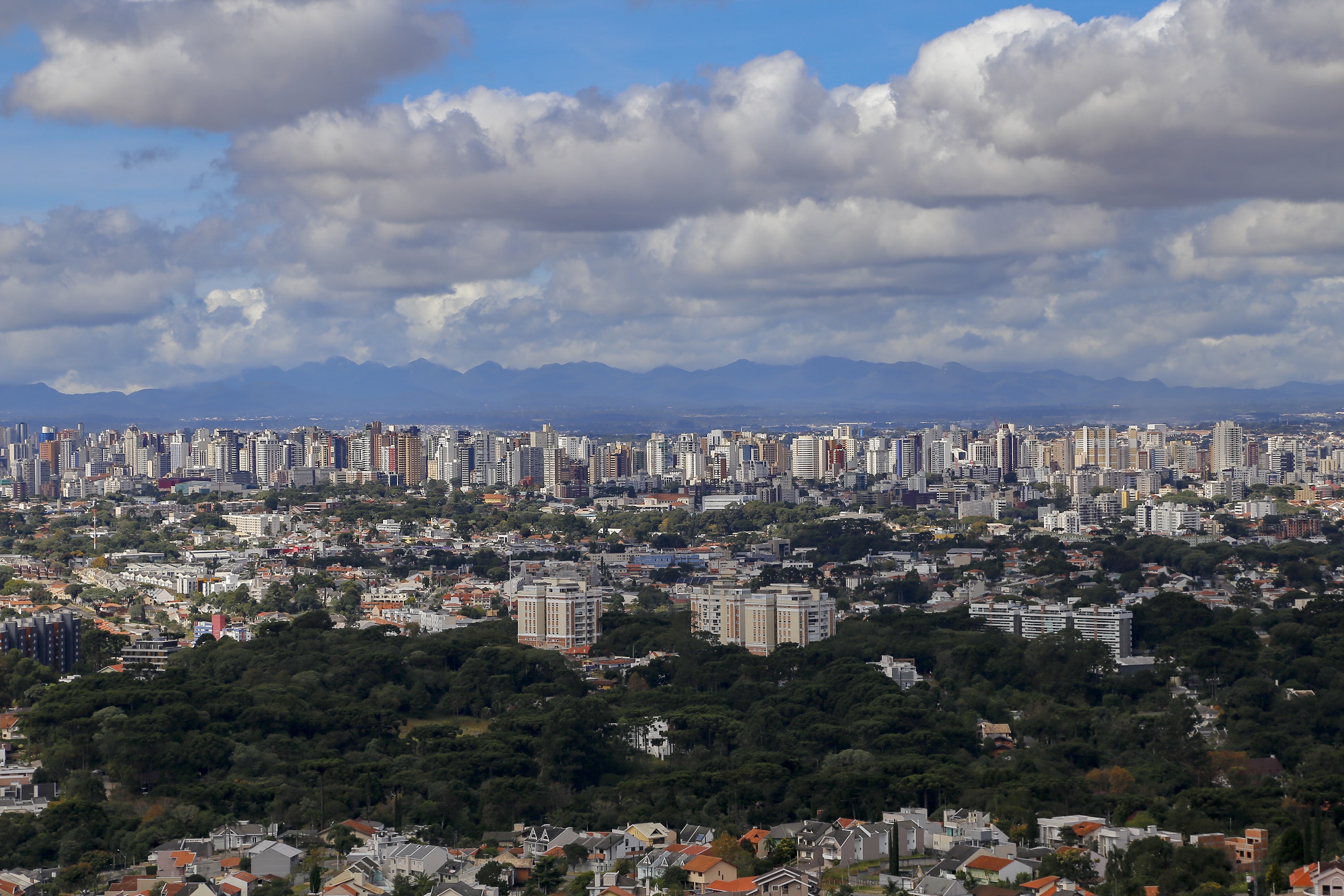 Semana t&iacute;pica de ver&atilde;o: tempo abafado e chuva de fim de tarde no Paran&aacute;