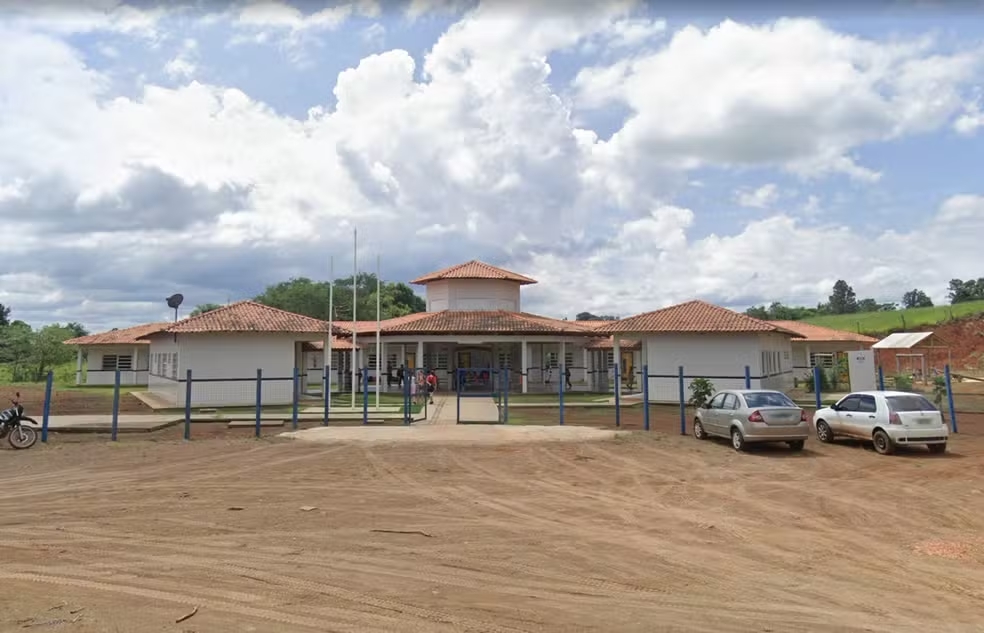 Menino de 7 anos morre atingido por trave de gol em escola do Paran&aacute;