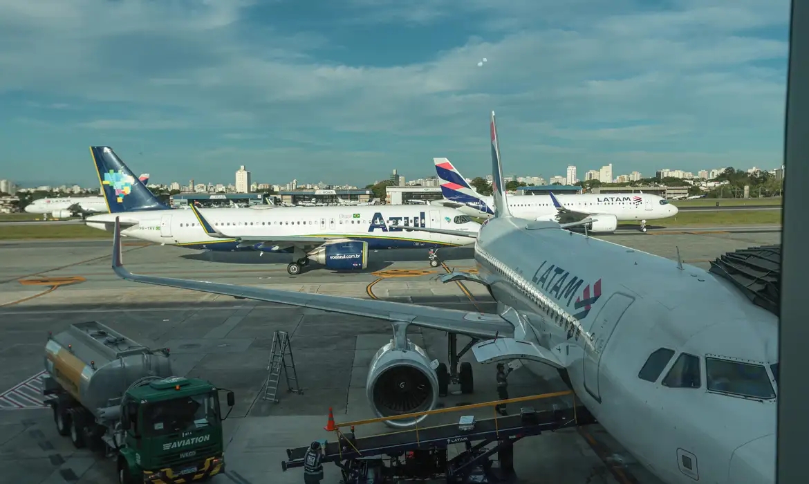 Pol&iacute;cia prende piloto suspeito de participar de rede de pedofilia