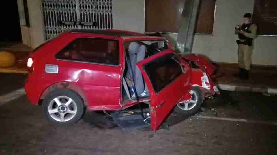Carro bate em poste e tr&ecirc;s pessoas ficam feridas na madrugada em Toledo
