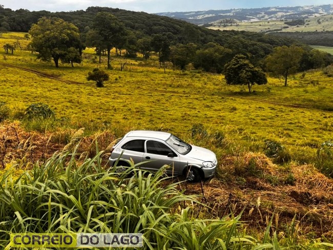 Ve&iacute;culo cai em ribanceira e mobiliza equipes de resgate de Santa Helena