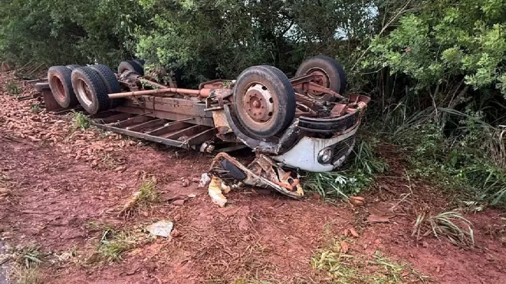 Motorista sobrevive sem ferimentos graves ap&oacute;s caminh&atilde;o tombar e ficar completamente destru&iacute;do em Terra Roxa