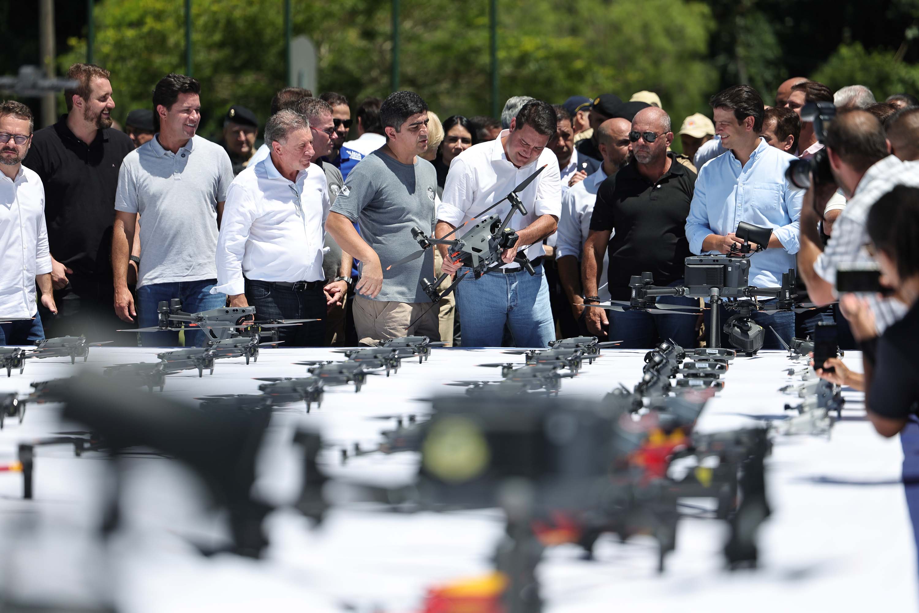 Ratinho Junior entrega 243 drones para monitoramento a&eacute;reo das for&ccedil;as de seguran&ccedil;a do Paran&aacute;
