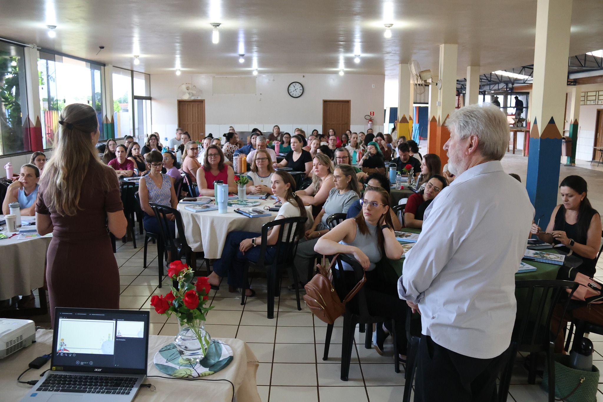 Professores participam de reuni&atilde;o de alinhamento e planejamento para o ano letivo em Nova Santa Rosa