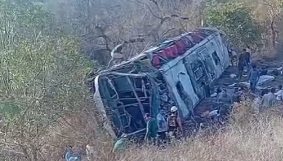 &Ocirc;nibus com romeiros capota e deixa 15 mortos e feridos em S&atilde;o Jos&eacute; da Tapera, em Alagoas