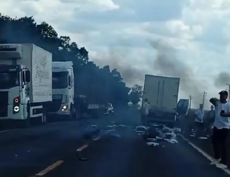 Acidente entre carro e caminh&otilde;es deixa um morto e quatro feridos na BR-369