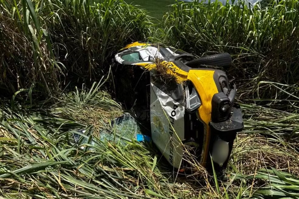 Policial fica ferido em capotamento ap&oacute;s batida entre viaturas que tentavam desviar de cone em rodovia do Paran&aacute;