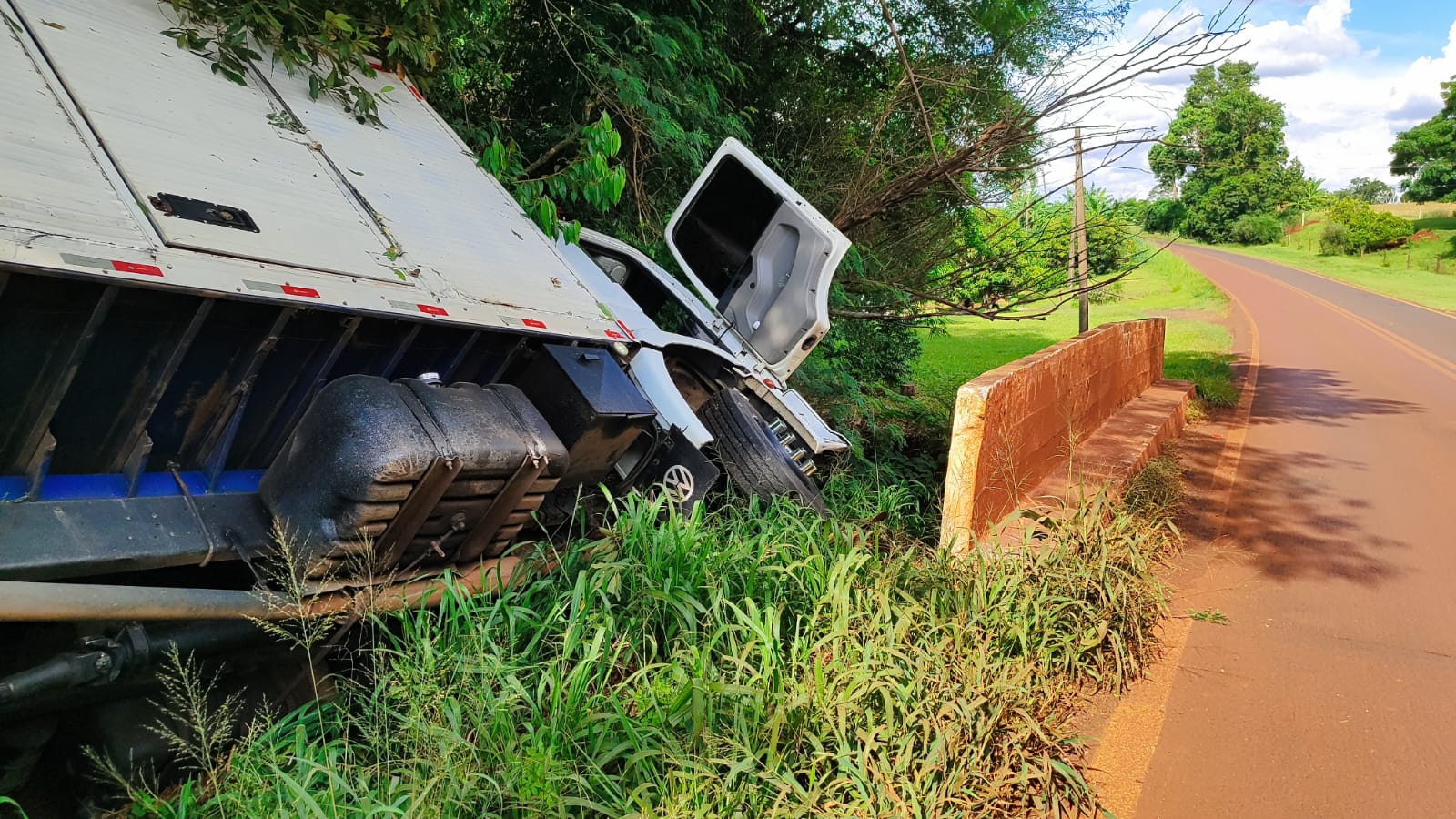 Caminh&atilde;o tomba em Nova Santa Rosa ap&oacute;s manobra para evitar colis&atilde;o com colheitadeira na PR-491