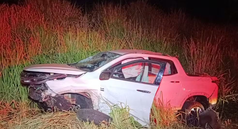 Crian&ccedil;a de 6 anos &eacute; encontrada sozinha dentro de caminhonete envolvida em acidente no Paran&aacute;