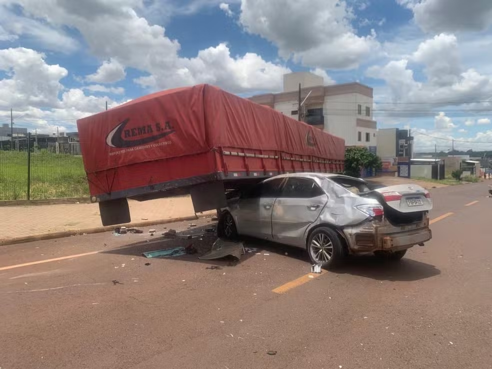 Carro capota, para embaixo de carreta, e motorista sai andando sozinho do ve&iacute;culo em Cascavel