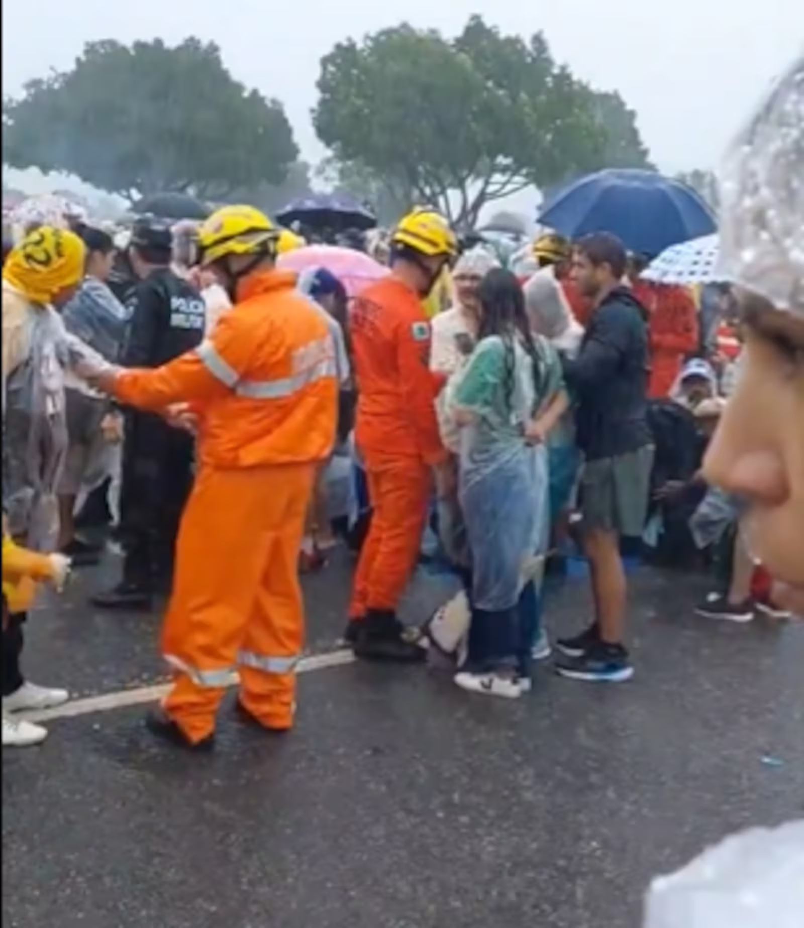 Raio em Bras&iacute;lia: 72 manifestantes s&atilde;o atingidos e 30 levados para hospitais