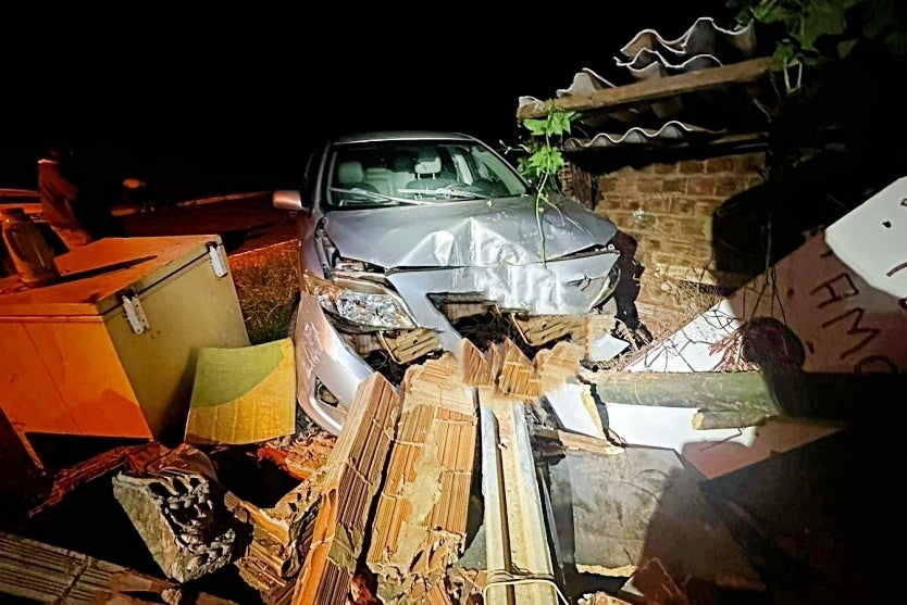 Condutor embriagado bate em muro, mata cinco galinhas e deixa moradores sem &aacute;gua e luz no interior do PR