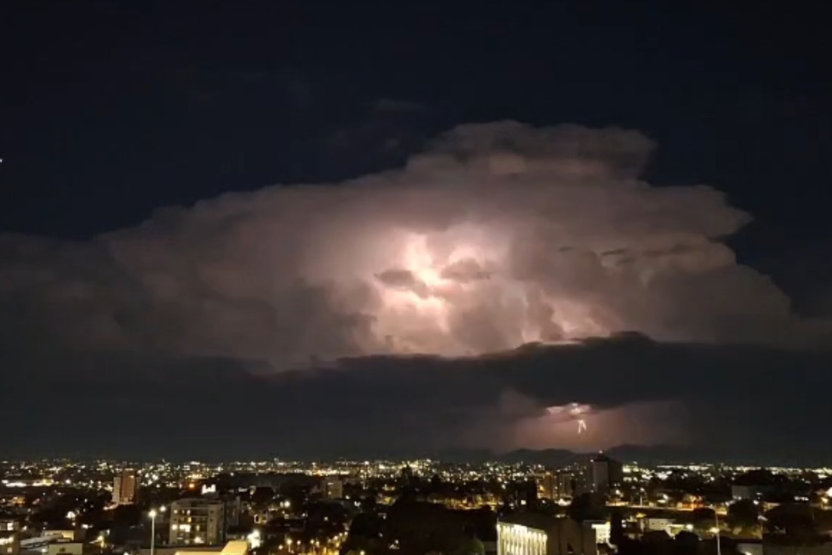 Ap&oacute;s milhares de raios no c&eacute;u, chuva diminui e temperaturas seguem na gangorra no Paran&aacute;