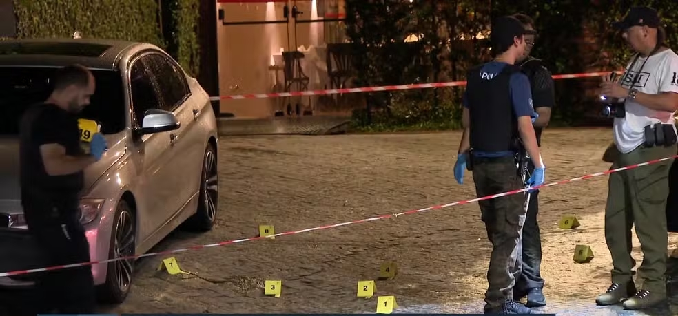 Dois m&eacute;dicos s&atilde;o mortos a tiros por outro m&eacute;dico em frente a restaurante na Grande SP
