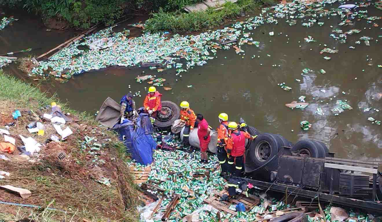 15 pessoas s&atilde;o presas ap&oacute;s saque de carga de cerveja de caminh&atilde;o acidentado no PR