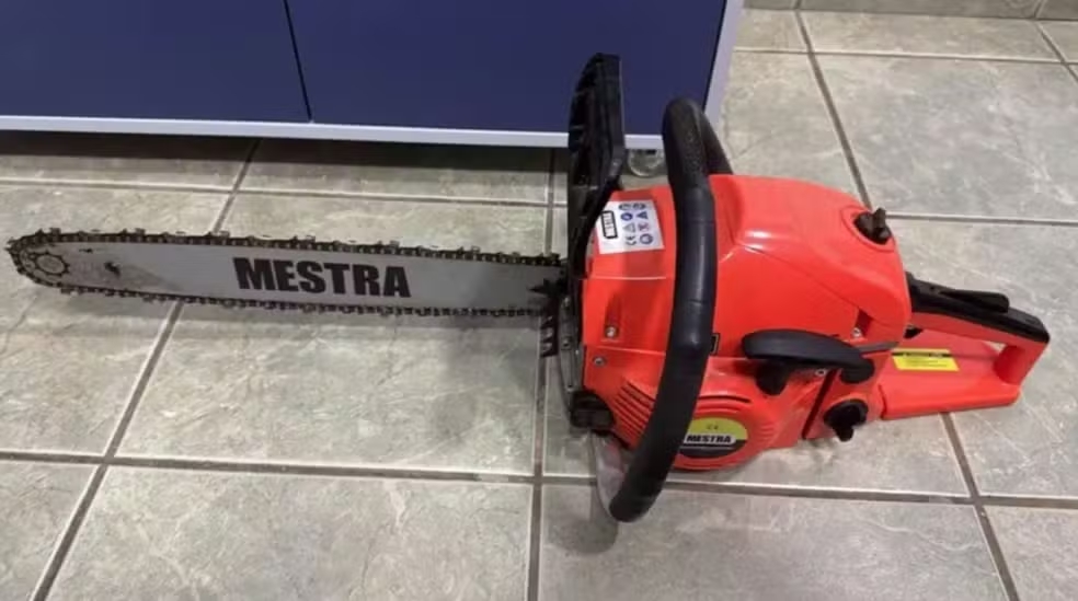 Filho de 74 anos ataca o pr&oacute;prio pai, de 94, com motosserra ap&oacute;s discuss&atilde;o sobre agrot&oacute;xicos em SC