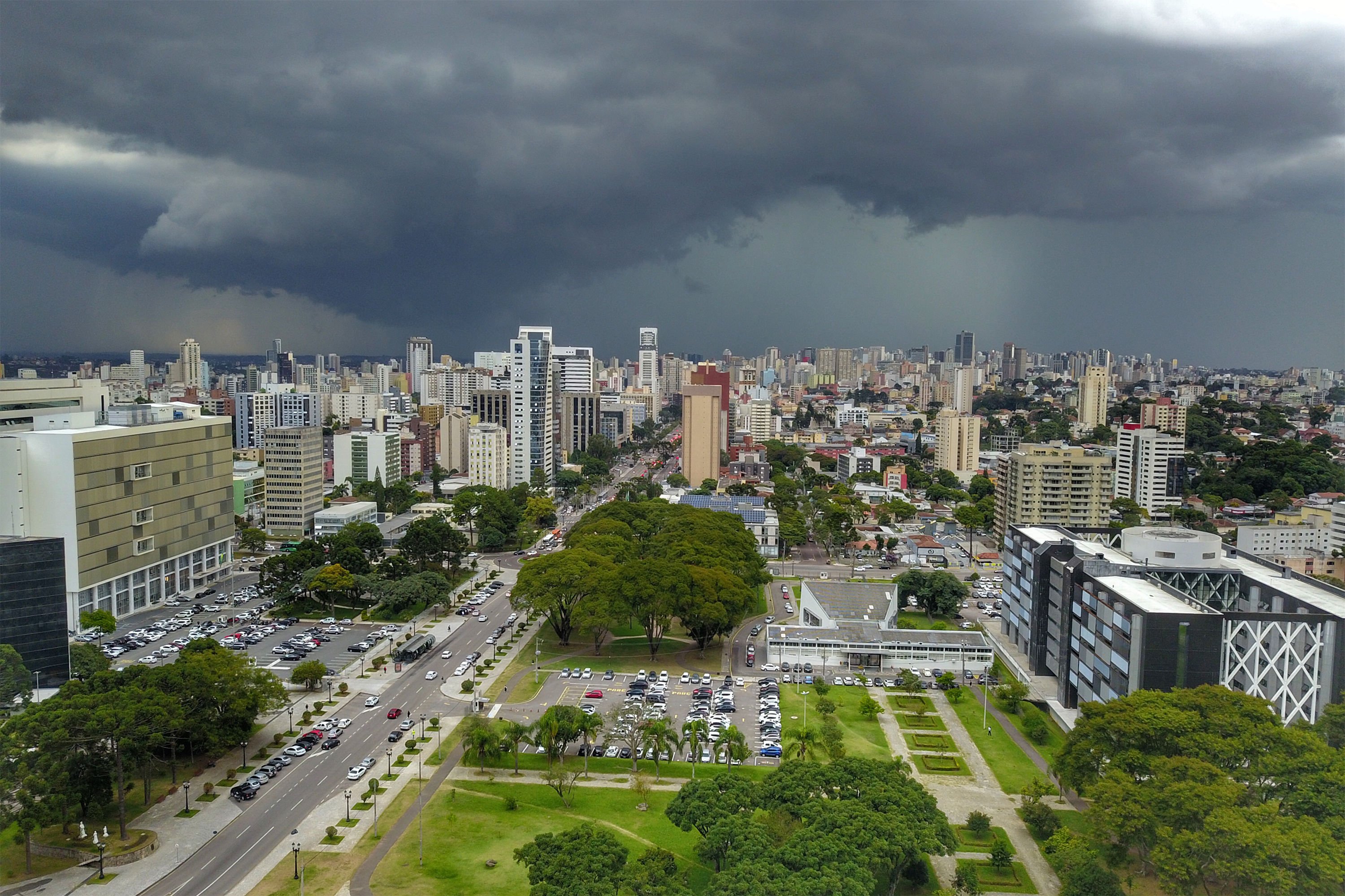 Semana de chuva ter&aacute; temperaturas mais amenas no Paran&aacute;, prev&ecirc; Simepar