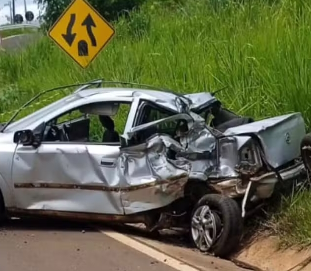 Adolescente morre ap&oacute;s carro em que estava com fam&iacute;lia ser atingido por caminh&atilde;o, em Umuarama