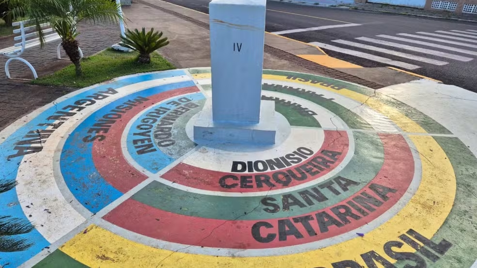 Tr&ecirc;s cidades, tr&ecirc;s estados e dois pa&iacute;ses: rua no Paran&aacute; permite cruzar fronteiras em poucos passos