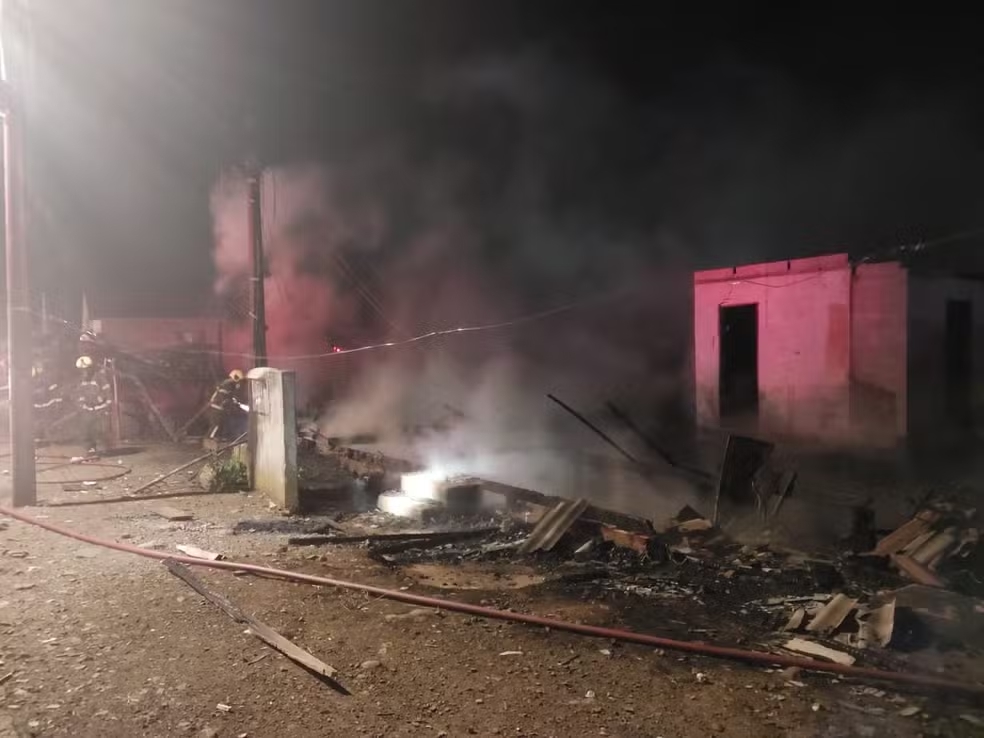 Tr&ecirc;s pessoas morrem em inc&ecirc;ndio que destruiu quatro casas em SC