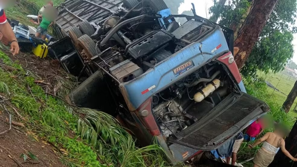 Cinco passageiros morrem ap&oacute;s &ocirc;nibus capotar na BR-365 em MG