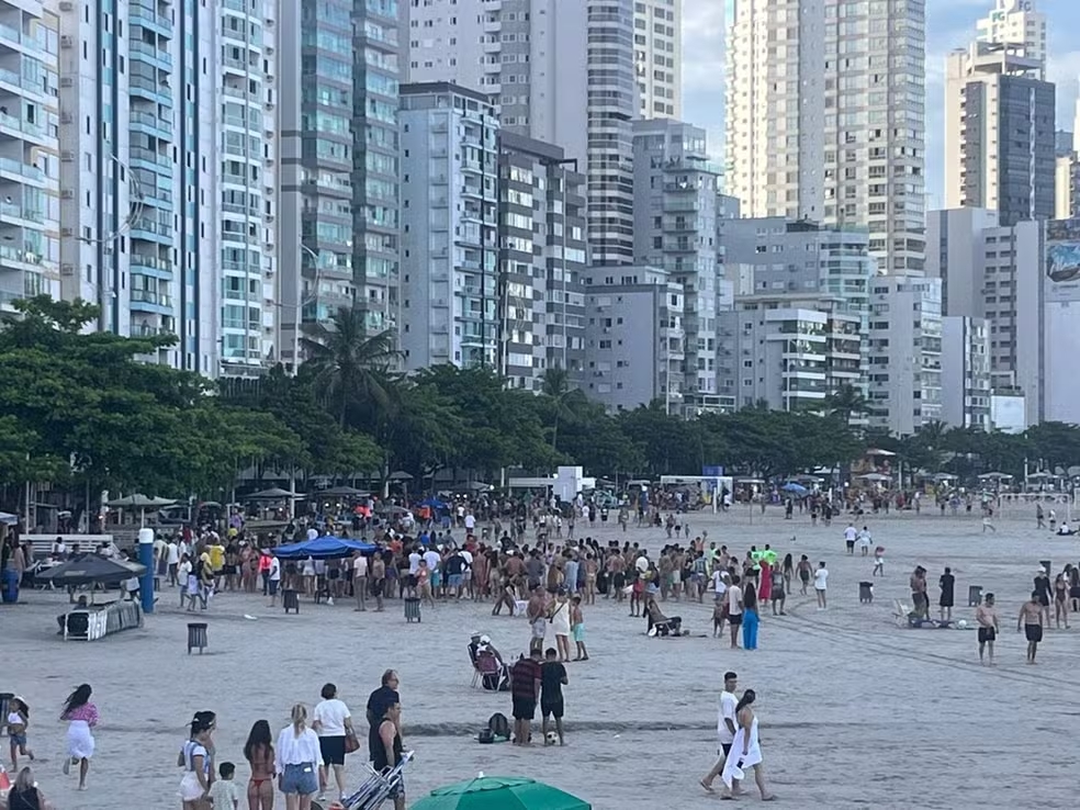 Homem esfaqueia tr&ecirc;s pessoas na praia, tenta fugir, mas &eacute; preso em Balne&aacute;rio Cambori&uacute;