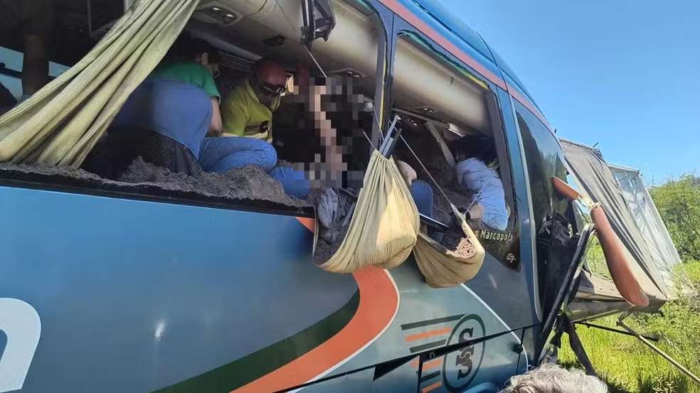 Sobreviventes ficaram soterrados por carga de areia durante 5 horas at&eacute; serem resgatados em acidente entre &ocirc;nibus e caminh&atilde;o no RS