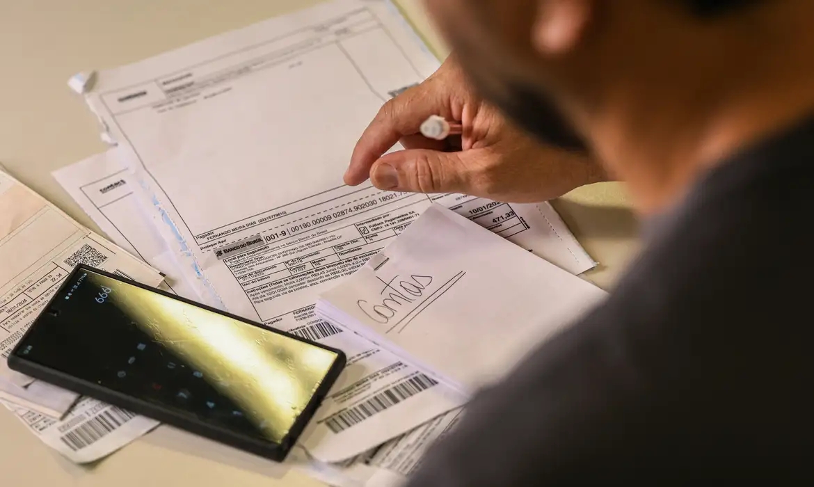 Sal&aacute;rio m&iacute;nimo de R$ 1.621 est&aacute; em vigor