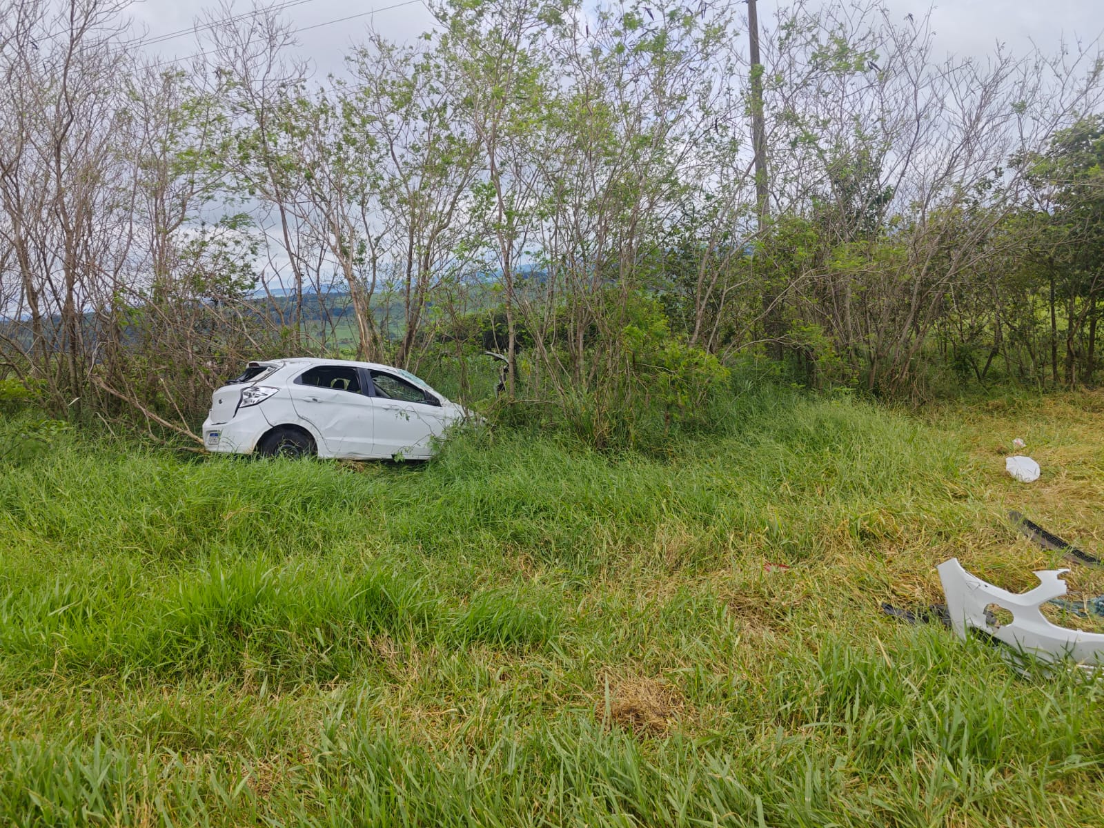 Capotamento na PR-488 deixa cinco pessoas feridas em Diamante d&rsquo;Oeste