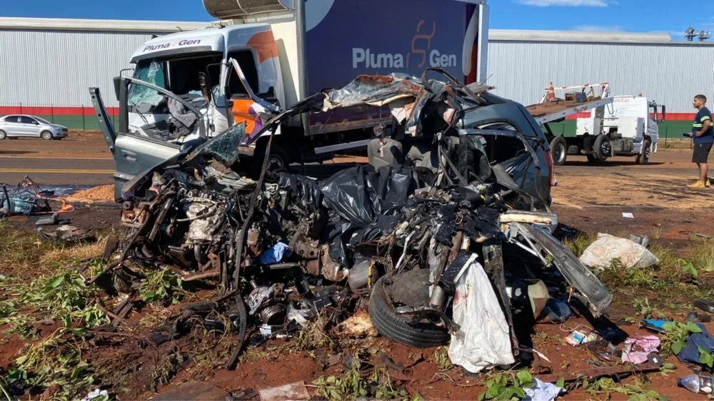 Seis pessoas da mesma fam&iacute;lia morrem em acidente enquanto voltavam da praia, no PR