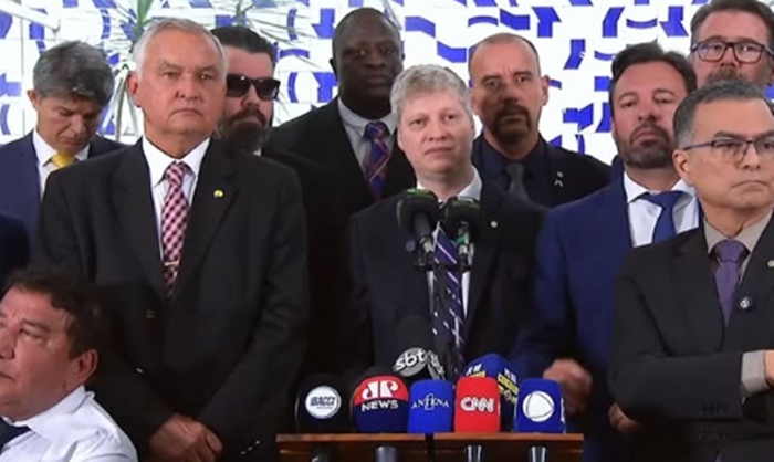 Oposi&ccedil;&atilde;o anuncia novo pedido de impeachment de Moraes e mira CPMI do Master