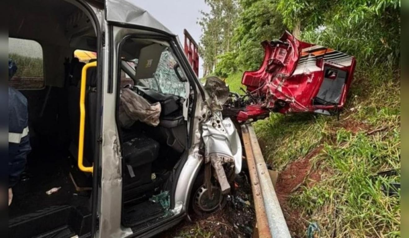 Colis&atilde;o entre caminh&atilde;o e ambul&acirc;ncia deixa um morto e sete feridos na PR-082