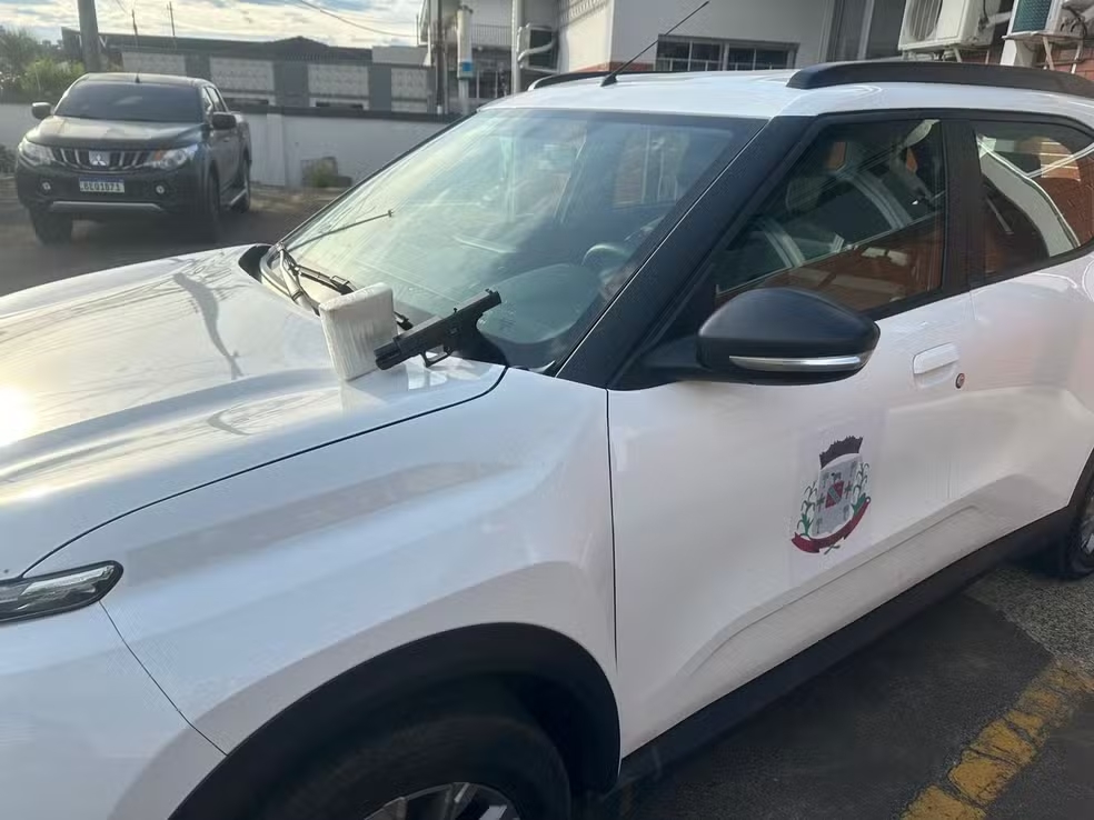 Funcion&aacute;rios de prefeitura do PR s&atilde;o flagrados usando ve&iacute;culo oficial para tr&aacute;fico de drogas, diz pol&iacute;cia