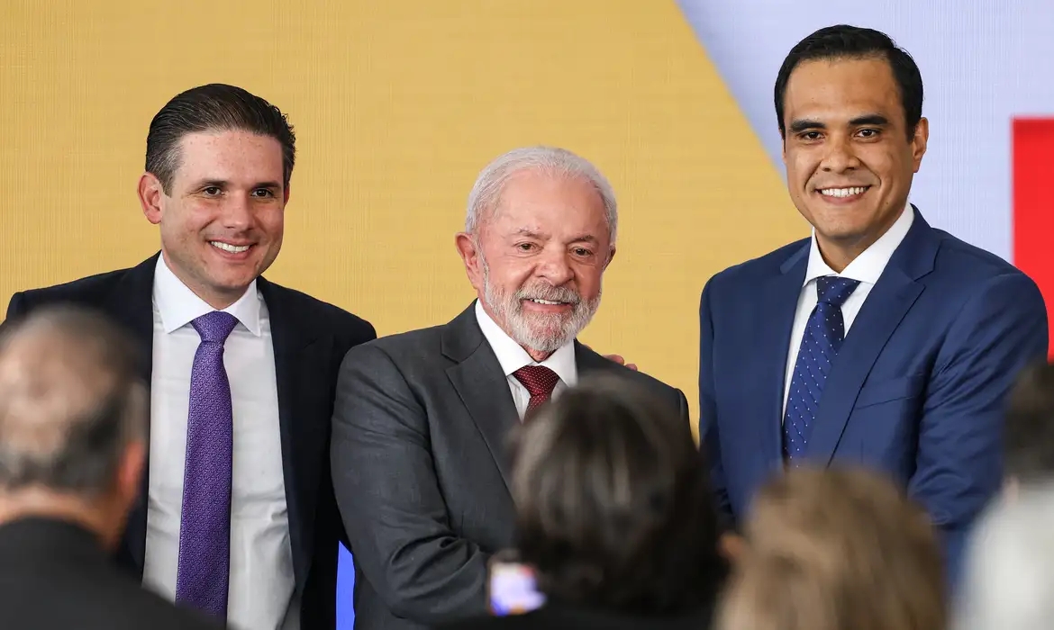 Gustavo Feliciano toma posse e &eacute; o novo ministro do Turismo