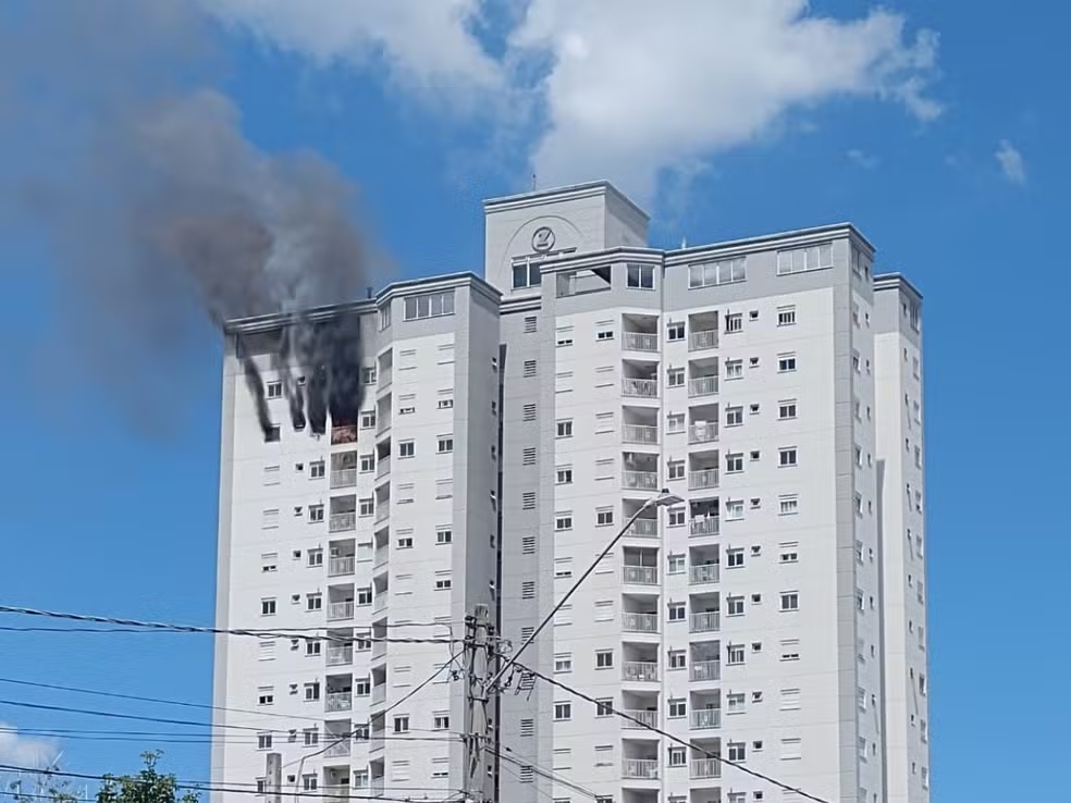 Inc&ecirc;ndio em apartamento no 14&ordm; andar mata tr&ecirc;s pessoas, um gato e um cachorro no interior do SP