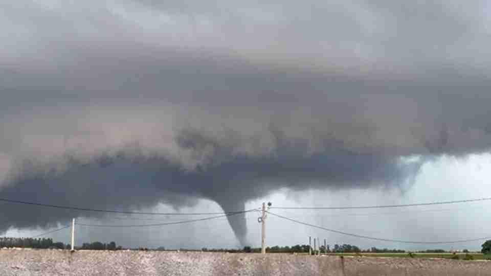 Tornado deixa estragos em Santa Rosa Del Monday, no Paraguai