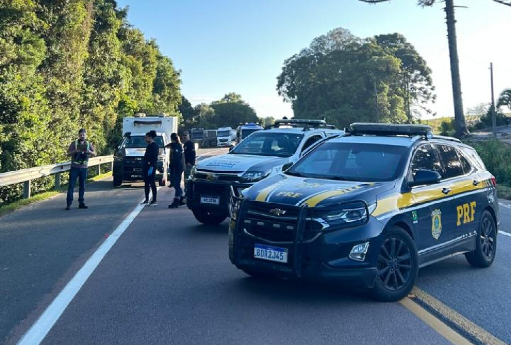 Grave acidente entre carros e caminh&otilde;es deixa tr&ecirc;s mortos na BR-476