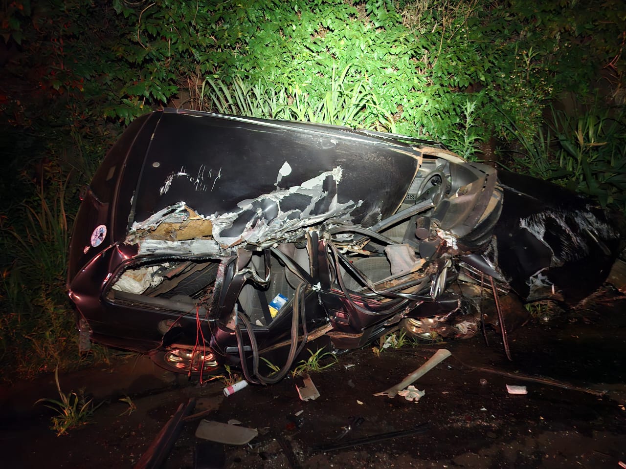 Jovem fica ferida ap&oacute;s colis&atilde;o com carreta parada na PR-585, em Toledo