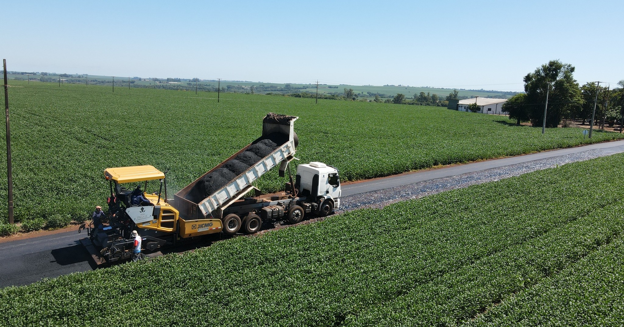 Finalizada a primeira etapa da obra de pavimenta&ccedil;&atilde;o asf&aacute;ltica na Linha Bandeirantes, interior de Marechal Rondon