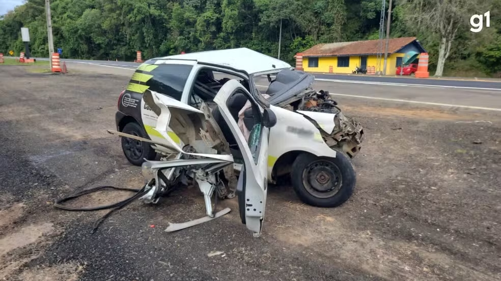 Dois jovens morrem e quatro pessoas ficam feridas ap&oacute;s carro bater em caminhonete e atingir outro ve&iacute;culo em rodovia, no PR