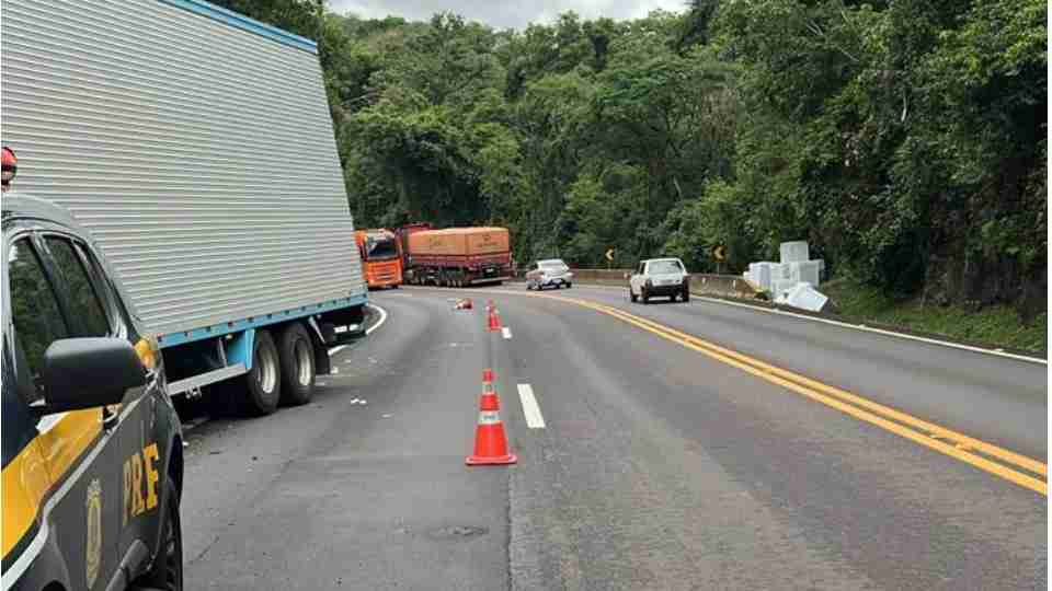 Ind&iacute;genas saqueiam carga de caminh&atilde;o na BR-277, em Nova Laranjeiras