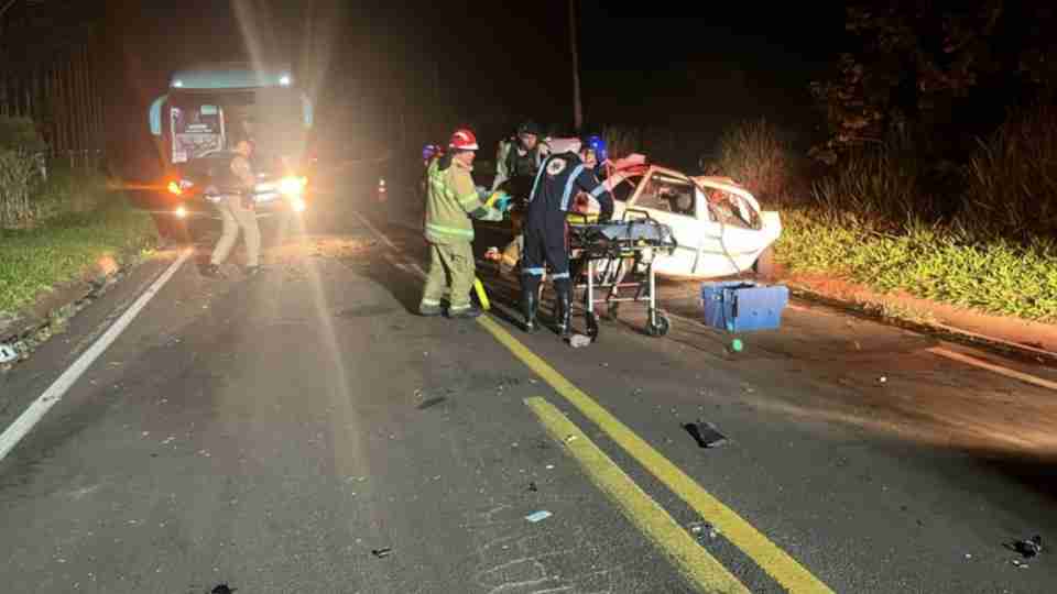 Acidente entre &ocirc;nibus e carro resulta em cinco &oacute;bitos na PR-490