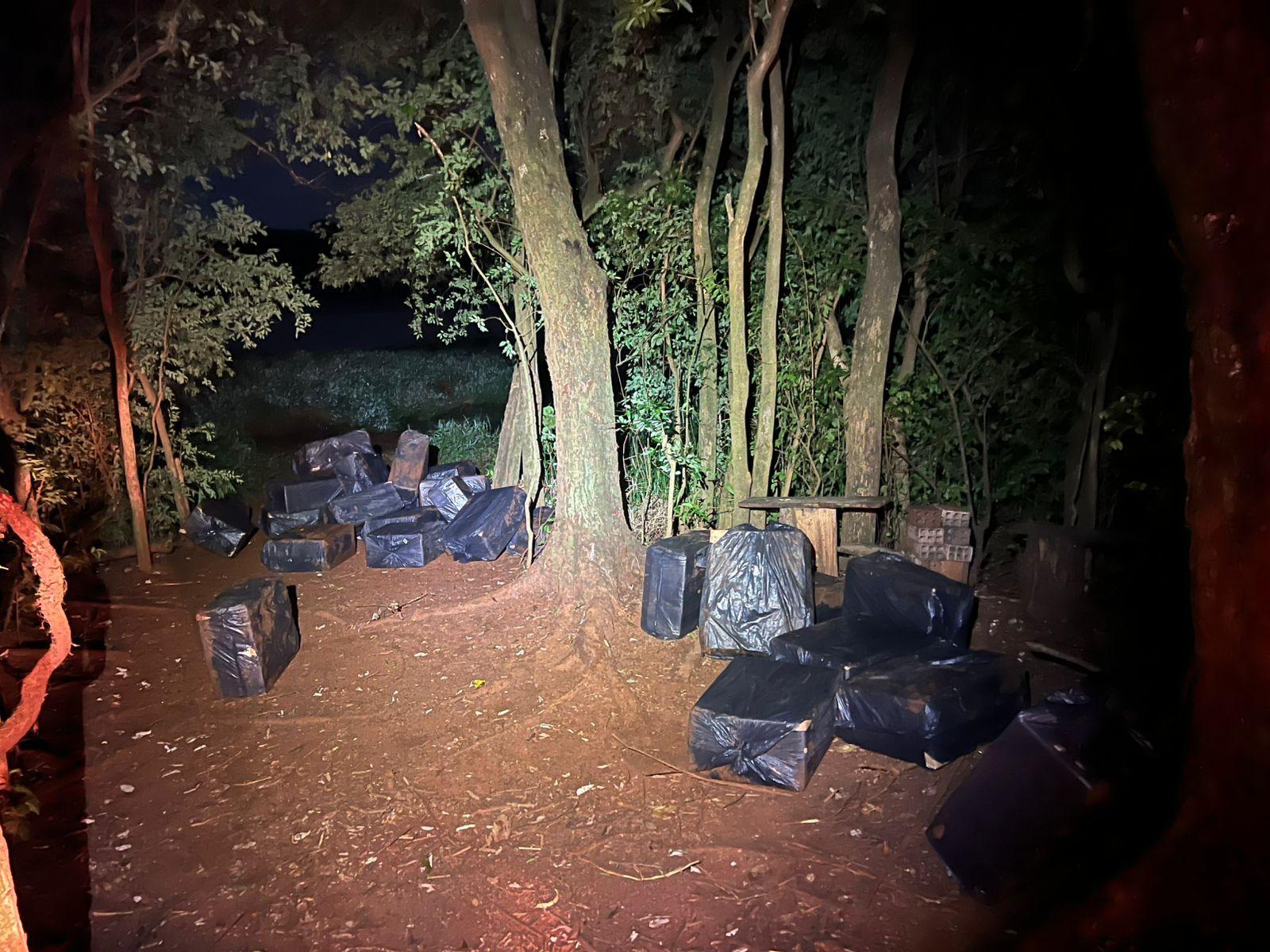 Pol&iacute;cia Federal e BPFron apreendem carga de cigarros paraguaios e ve&iacute;culos em Porto Mendes