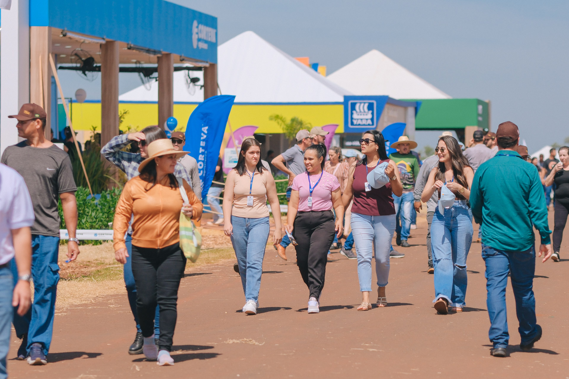 M&aacute;quinas despertam aten&ccedil;&atilde;o de produtores no dia de campo da C.Vale