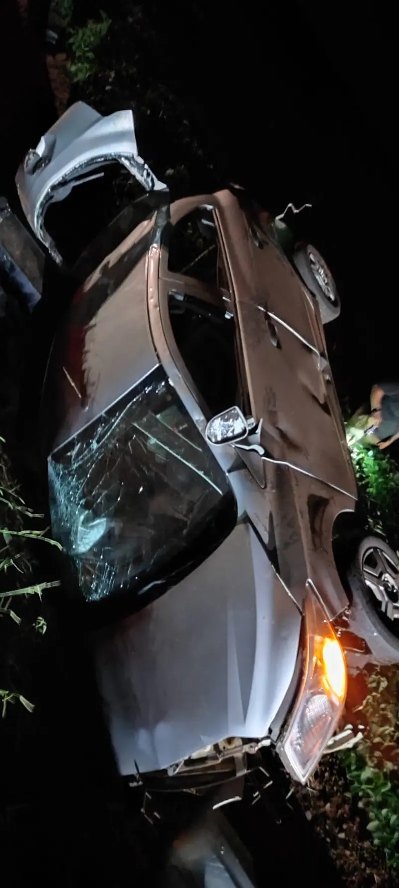 Tr&ecirc;s pessoas ficam feridas em capotamento na PR-581, entre Jotaesse e Tup&atilde;ssi