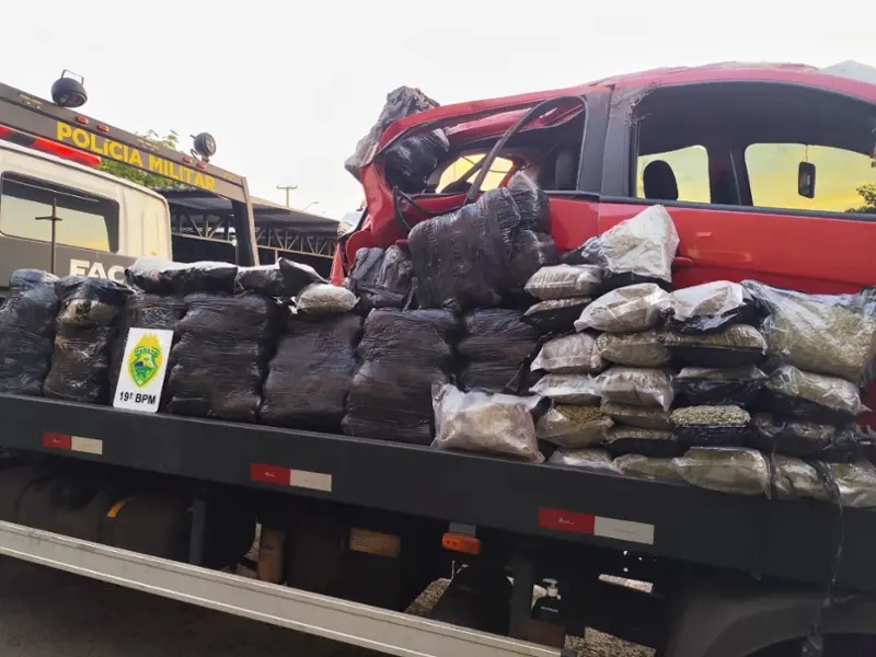 Pol&iacute;cia Militar apreende mais de 130 quilos de maconha ap&oacute;s acidente em Vila Nova