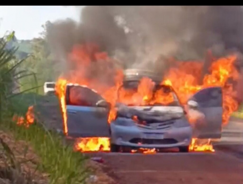 Carro pega fogo pr&oacute;ximo &agrave; ponte do Rio Piquiri; m&atilde;e e filha saem ilesas